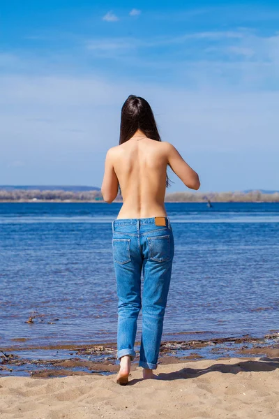 Sexy brunette young woman posing flirty topless at river — Stock Photo, Image