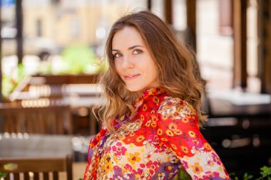 Portre yakın çekim genç güzel sarışın kadın