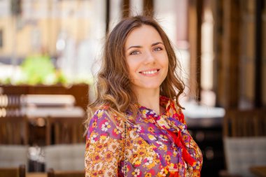 Portre yakın çekim genç güzel sarışın kadın