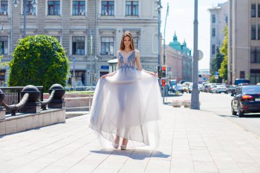 Yazlık beyaz elbiseli güzel sarışın kadın.