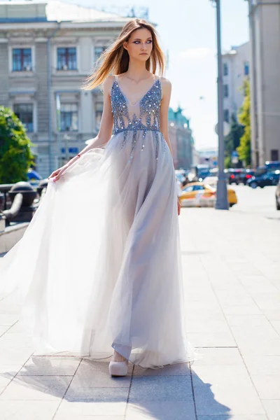 Joven hermosa mujer rubia en vestido blanco de verano — Foto de Stock