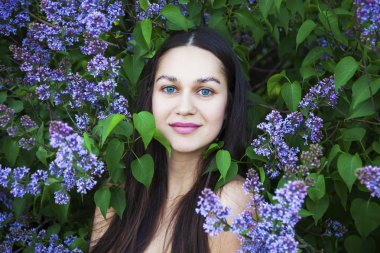 Bir leylak backgrou genç bir güzel esmer kadın Portresi