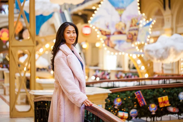 Mujer asiática feliz en abrigo de invierno de piel sintética —  Fotos de Stock