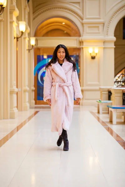 Счастливая азиатка в зимнем пальто из искусственного меха — стоковое фото