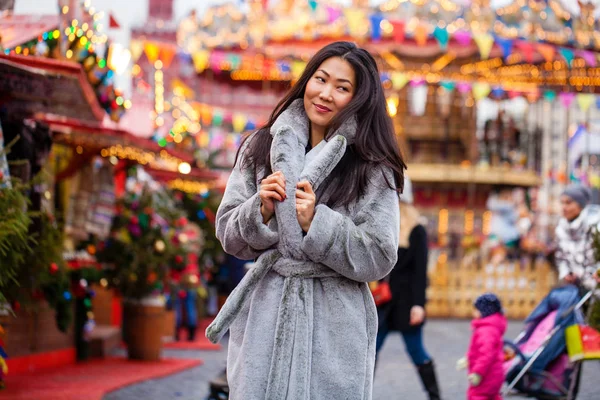 Felice donna asiatica in cappotto invernale da eco pelliccia — Foto Stock