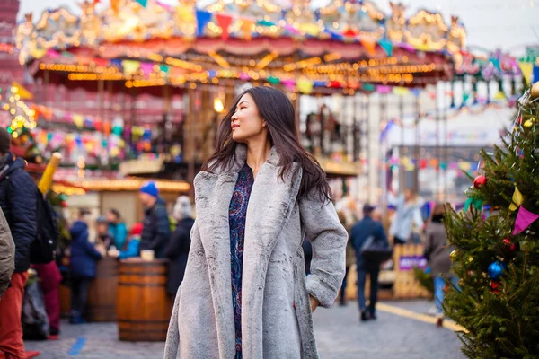 가짜 모피에서 겨울 코트에 행복 한 아시아 여자 — 스톡 사진