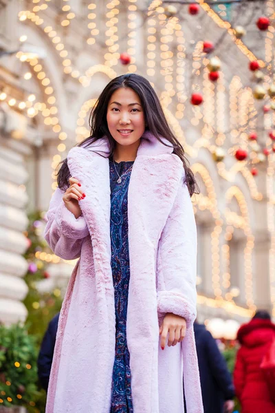 가짜 모피에서 겨울 코트에 행복 한 아시아 여자 — 스톡 사진