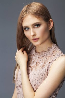 Seksi elbiseli genç sarışın Bayan