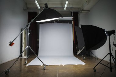 Gri arka planlı Photostudio iç