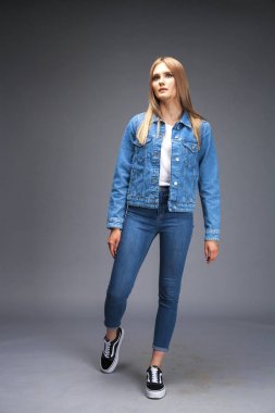 Güzel seksi sarışın kadın bir kot ceket ve mavi j giymiş