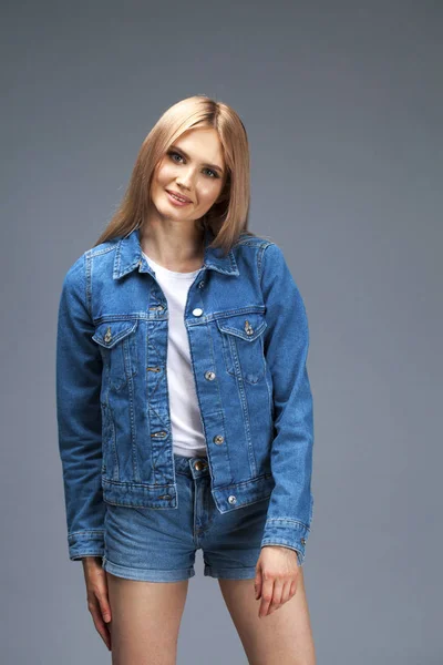 Mulher loira sexy bonita vestida com uma jaqueta jeans — Fotografia de Stock