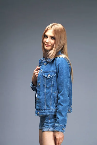 Vacker sexig blond kvinna klädd i en jeansjacka — Stockfoto