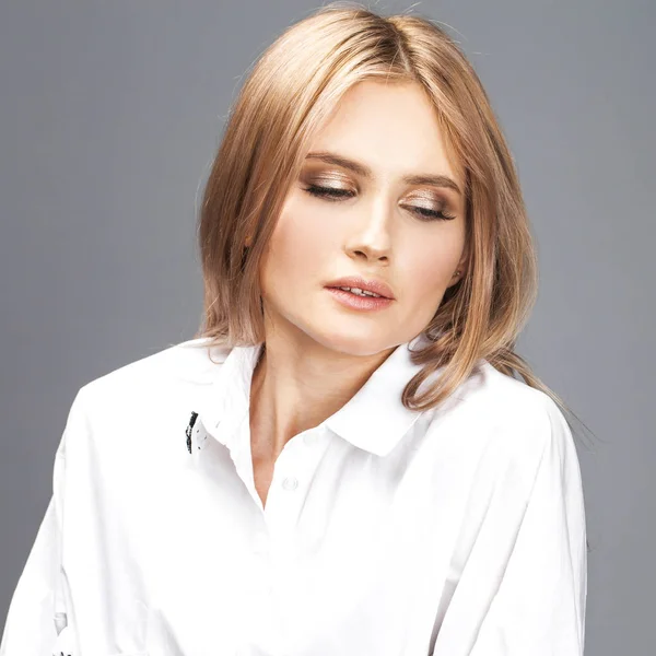 Closeup retrato de uma jovem bela mulher loira em um branco sh — Fotografia de Stock