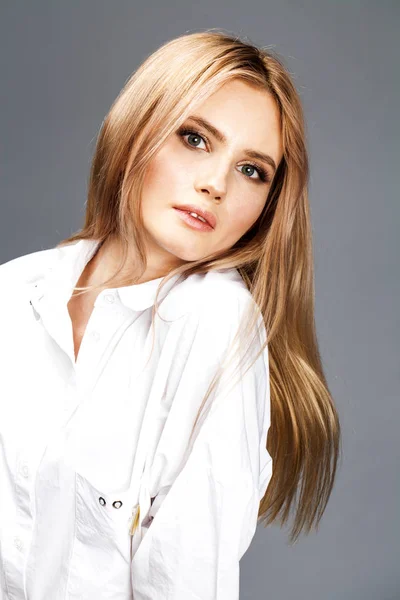Closeup portrét mladé krásné blonďaté ženy v bílém šš — Stock fotografie