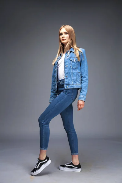 Krásná sexy blondýnka oblečená v džínovou kazajce a modré j — Stock fotografie