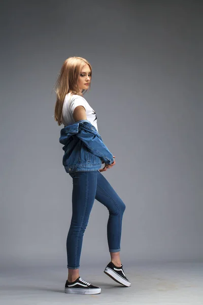 Mulher loira sexy bonita vestida com uma jaqueta jeans e azul j — Fotografia de Stock