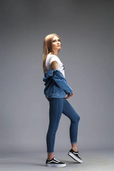 Сексуальная блондинка в джинсовой куртке и синем платье — стоковое фото