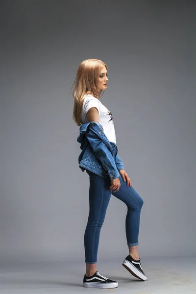 Красива сексуальна блондинка, одягнена в джинсову куртку і синій дж — стокове фото