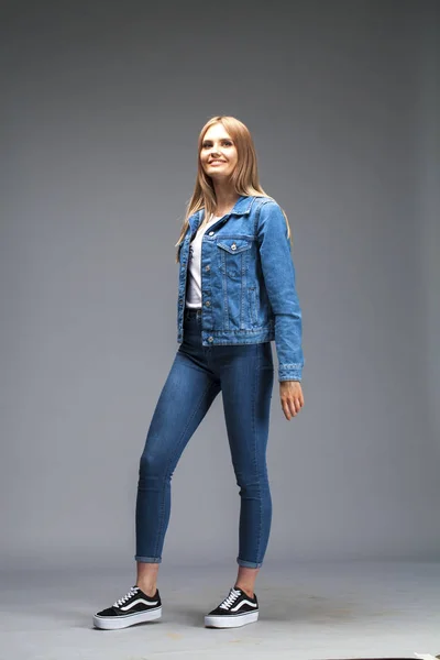 Hermosa mujer rubia sexy vestida con una chaqueta de mezclilla y j azul — Foto de Stock