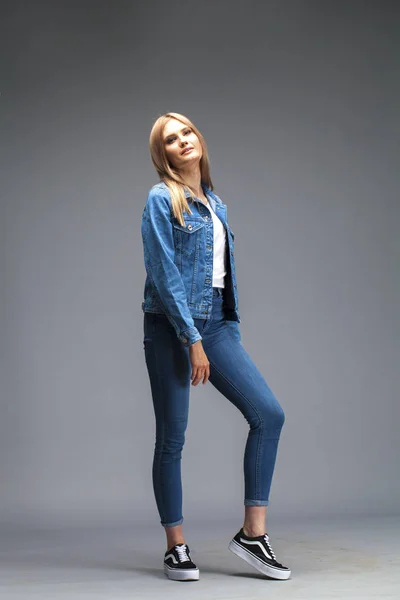 Mulher loira sexy bonita vestida com uma jaqueta jeans e azul j — Fotografia de Stock