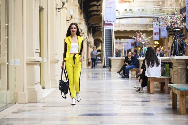 Jeune belle femme brune dans un haut blanc et jaune sport — Photo