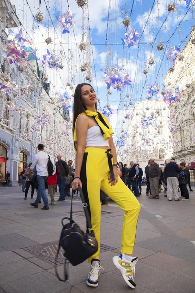 Joven hermosa turista posando sobre el fondo de la guirnalda — Foto de Stock