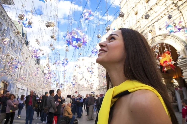 Giovane bella turista posa sullo sfondo della ghirlanda — Foto Stock