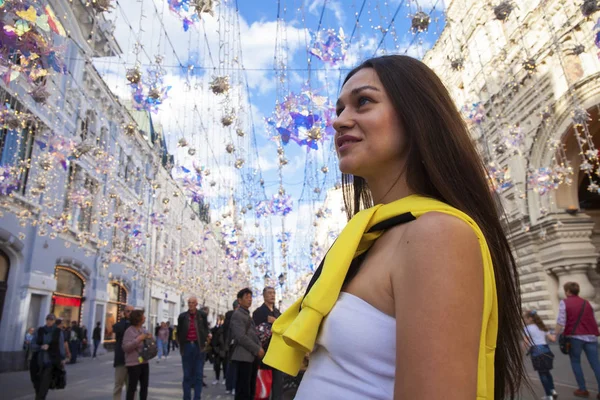 Giovane bella turista posa sullo sfondo della ghirlanda — Foto Stock