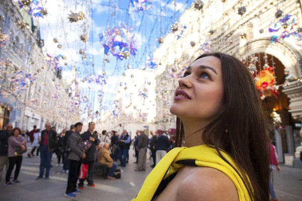 Giovane bella turista posa sullo sfondo della ghirlanda — Foto Stock