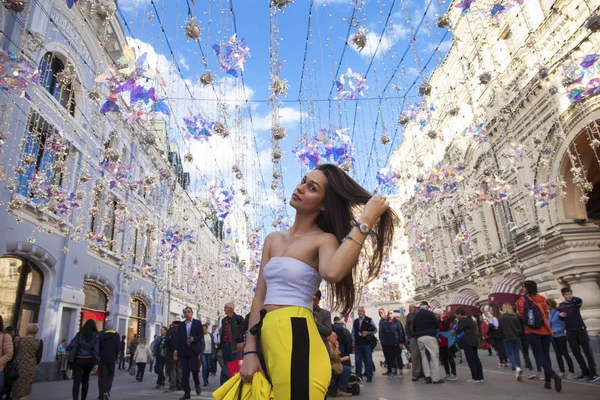 Giovane bella turista posa sullo sfondo della ghirlanda — Foto Stock