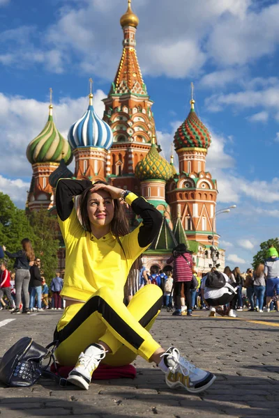 Retrato de uma jovem bela mulher morena em traje amarelo — Fotografia de Stock