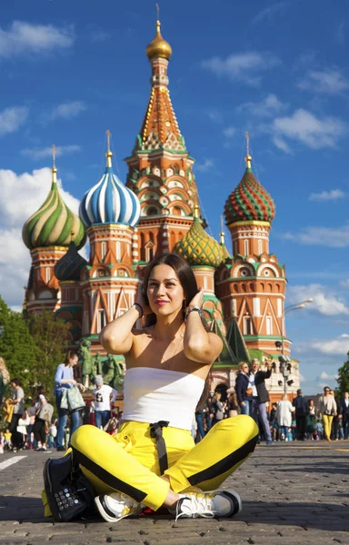 Retrato de uma jovem bela mulher morena em traje amarelo — Fotografia de Stock