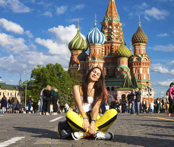 Portrait d'une jeune belle femme brune en survêtement jaune — Photo