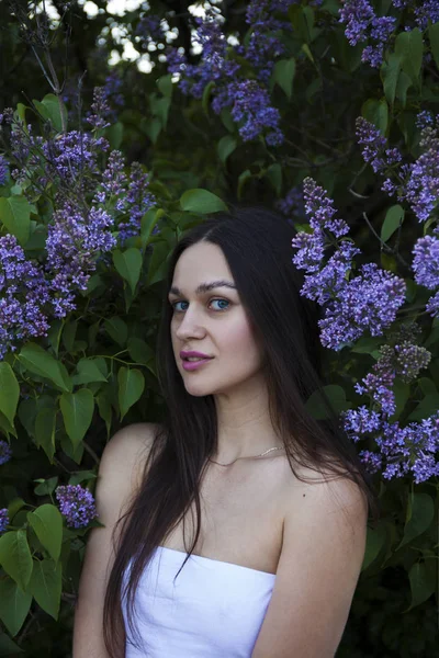 Retrato de uma jovem bela mulher morena em um backgrou lilás — Fotografia de Stock