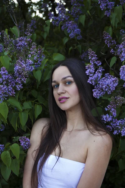 Retrato de uma jovem bela mulher morena em um backgrou lilás — Fotografia de Stock