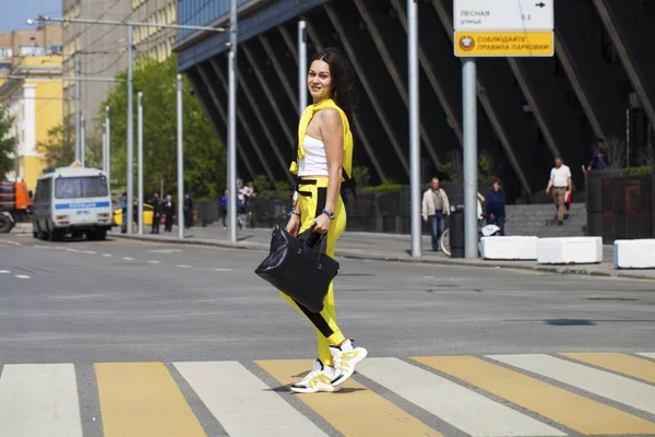 Retrato de uma jovem bela mulher morena em traje amarelo — Fotografia de Stock