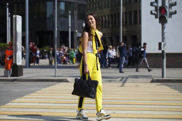 Portrét mladé, krásné bruneté ženy ve žlutém obleku — Stock fotografie