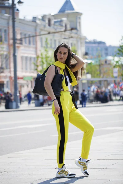 Retrato de una joven hermosa morena en chándal amarillo — Foto de Stock