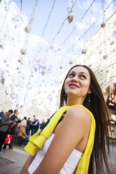 Giovane bella turista posa sullo sfondo della ghirlanda — Foto Stock