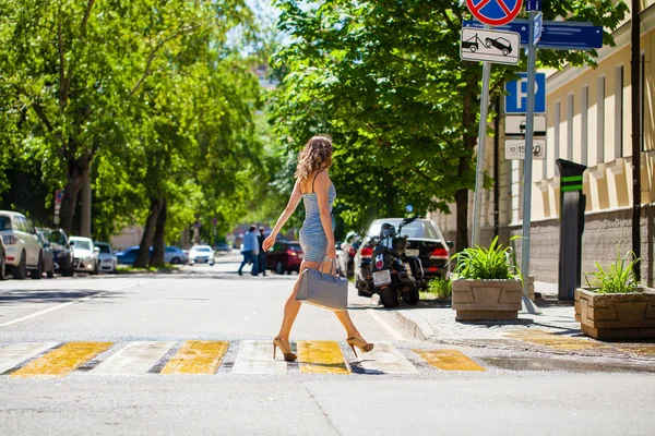 Mladá krásná žena v modrých šatech krátké chůzi na cestě — Stock fotografie