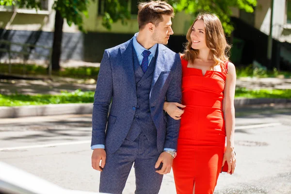 Young couple or european woman and man walking on city street — Stock Photo, Image