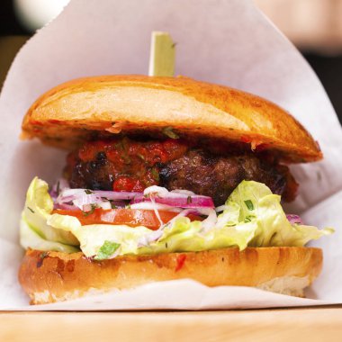 Restoran yemeği - sığır hamburgeri