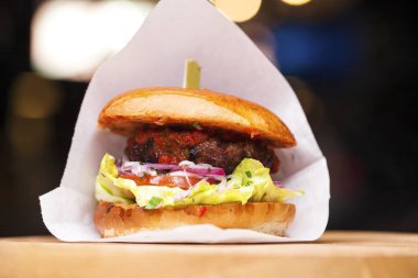 Restoran yemeği - sığır hamburgeri
