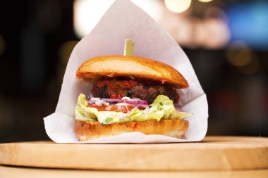 Restoran yemeği - sığır hamburgeri