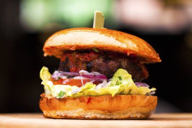 Restoran yemeği - sığır hamburgeri