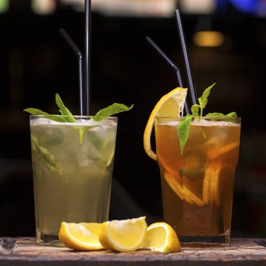 Cam soğuk limonata ile