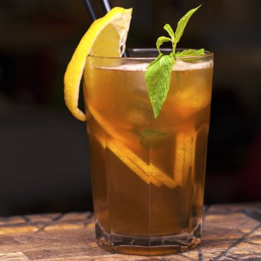 Cam soğuk limonata ile