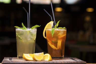 Cam soğuk limonata ile