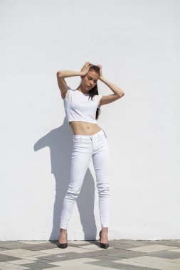 Model testleri. Genç güzel esmer model bir whi karşı poz