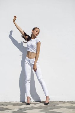 Model testleri. Genç güzel esmer model bir whi karşı poz